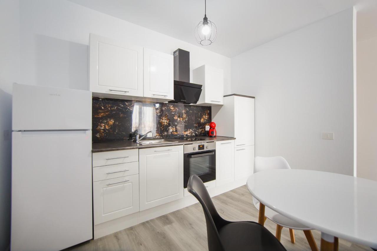 Appartement Trio Pink à Oradea Extérieur photo